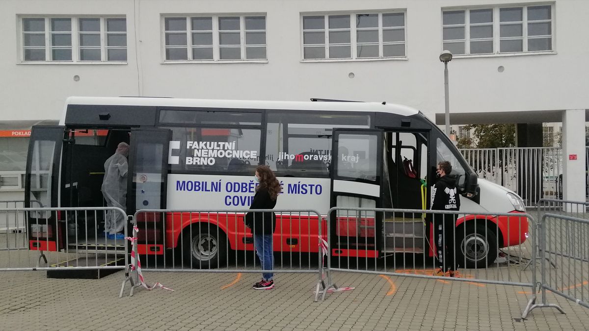 Za testem do autobusu. Novinku v Brně první den využily desítky lidí